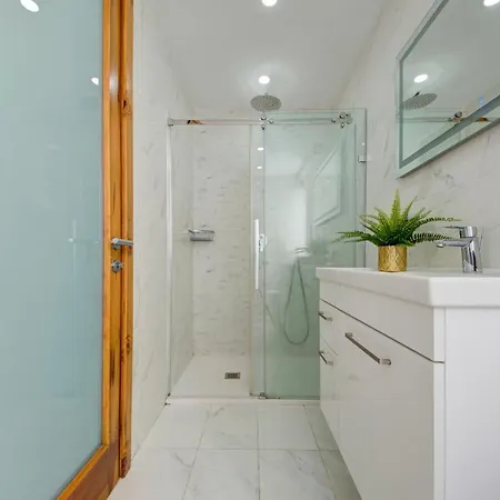 Few Minutes From Valletta Modern 2-bd Roof Top Marsa