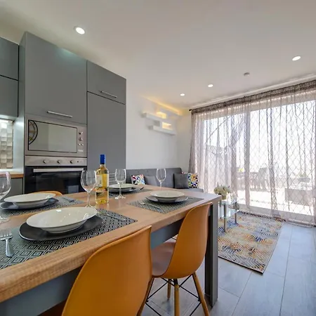 Few Minutes From Valletta Modern 2-bd Roof Top *
