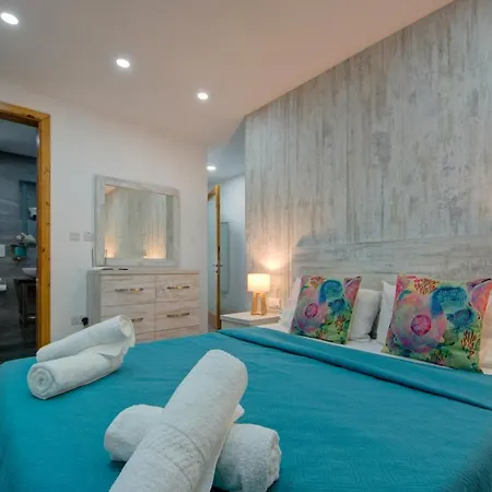Few Minutes From Valletta Modern 2-bd Roof Top Apartman *