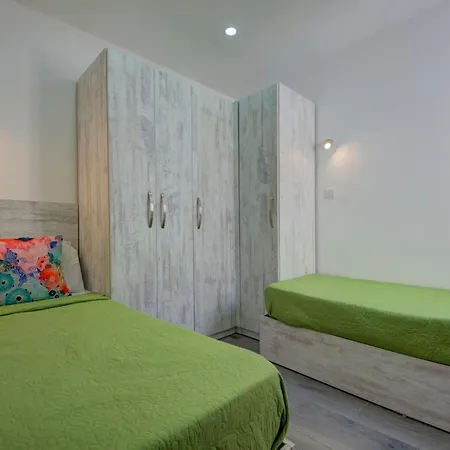 Few Minutes From Valletta Modern 2-bd Roof Top * Marsa