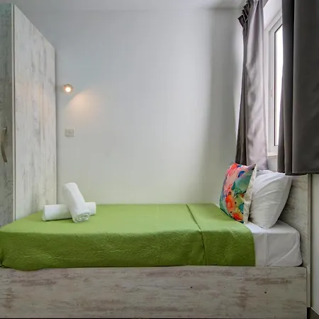 Few Minutes From Valletta Modern 2-bd Roof Top Marsa